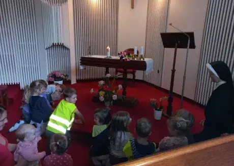 NAVŠTĚVA U SESTŘIČEK