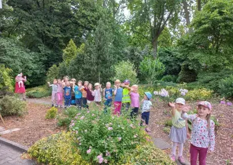 NAVŠTĚVA U SESTŘIČEK