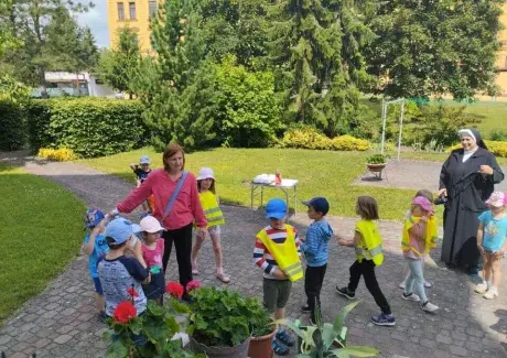 NAVŠTĚVA U SESTŘIČEK