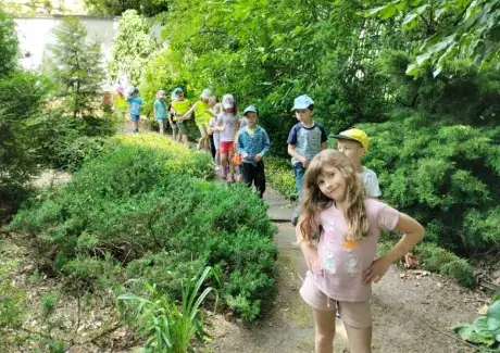 NAVŠTĚVA U SESTŘIČEK