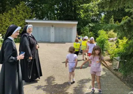 NAVŠTĚVA U SESTŘIČEK