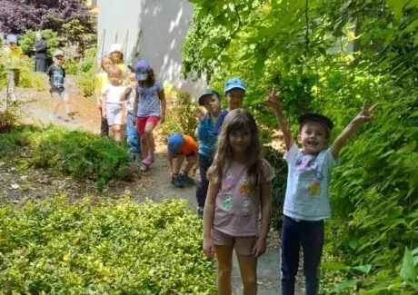 NAVŠTĚVA U SESTŘIČEK