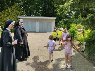 NAVŠTĚVA U SESTŘIČEK